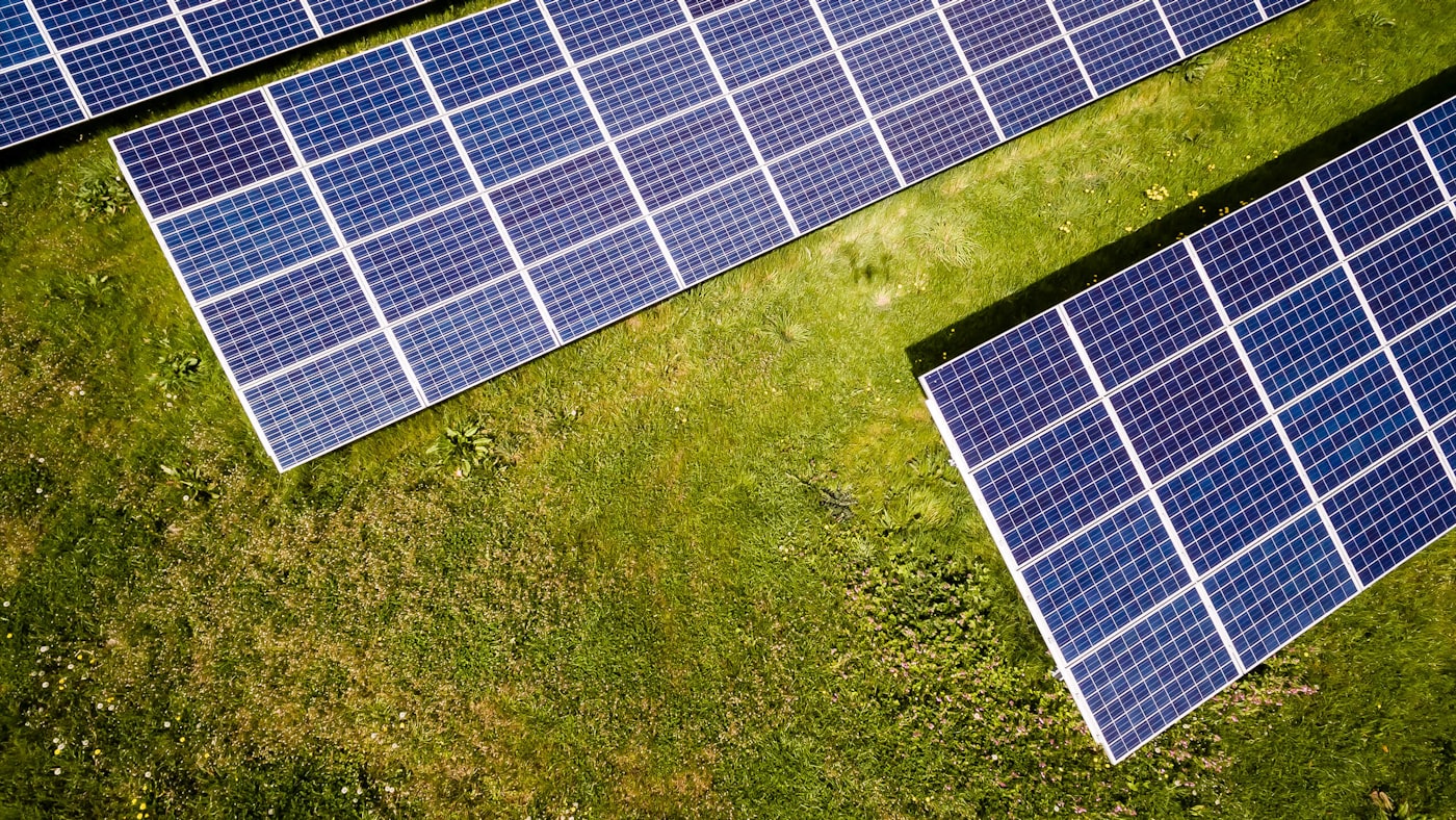 Panneaux solaires sur toiture résidentielle — illustration du kit solaire 5 kWh KitSolaire SBCGrow