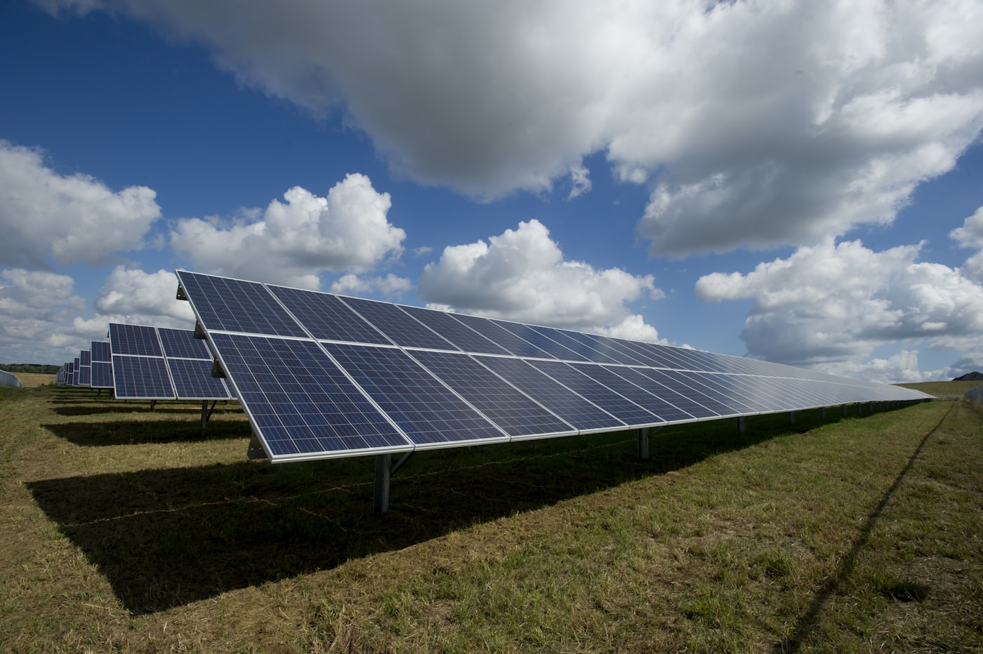 Kit solaire 5 kWh — batterie LiFePO₄ et onduleur hybride 5 kVA, illustration